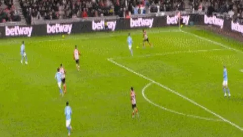 “阿贾克斯挑战圣吉罗斯联欧联杯预告：三名球员回归战场，关键中卫却突遭伤病！”